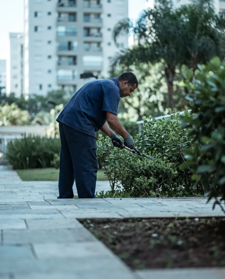 Jardineiro podando arbustos