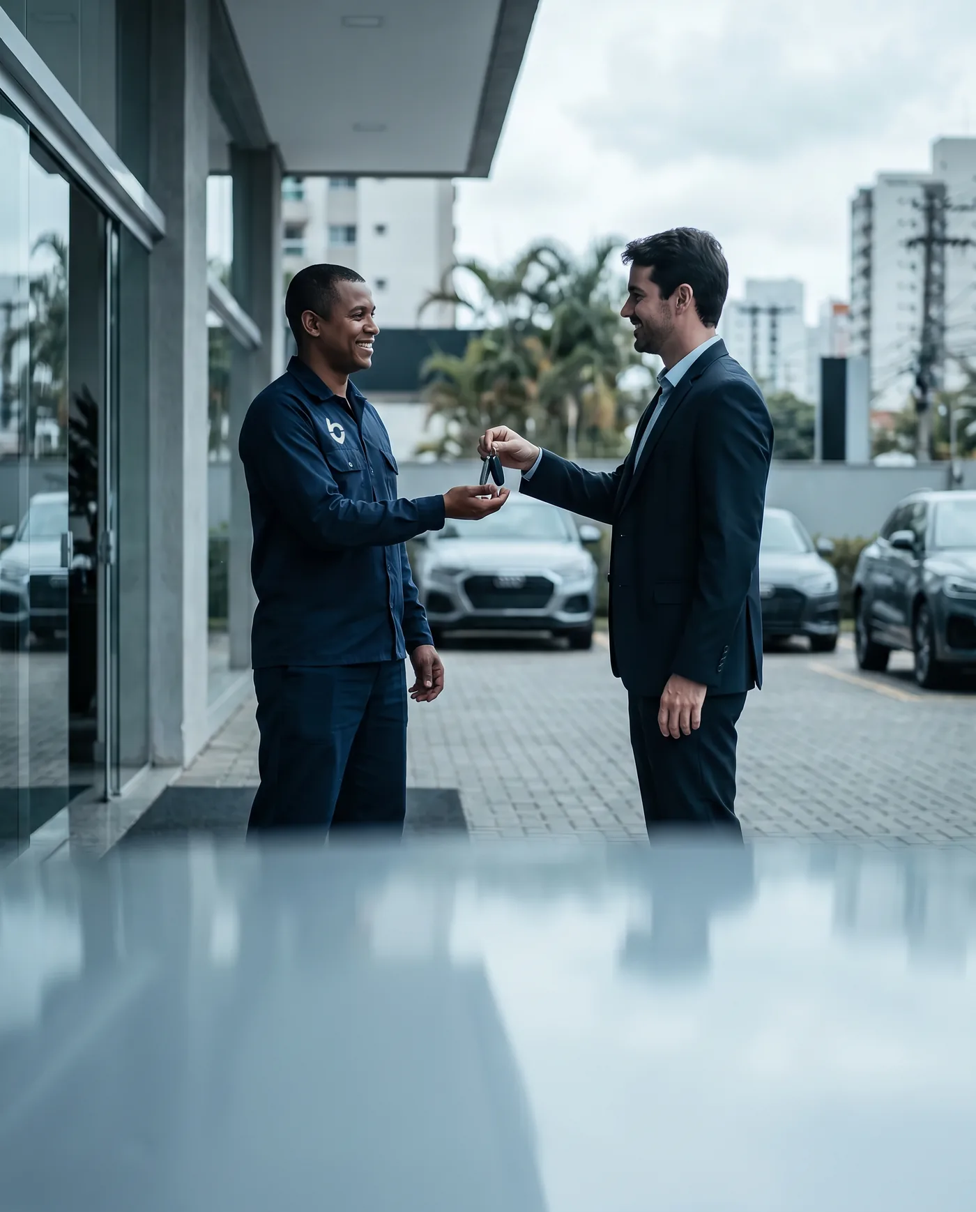Manobrista recebendo a chave de um cliente