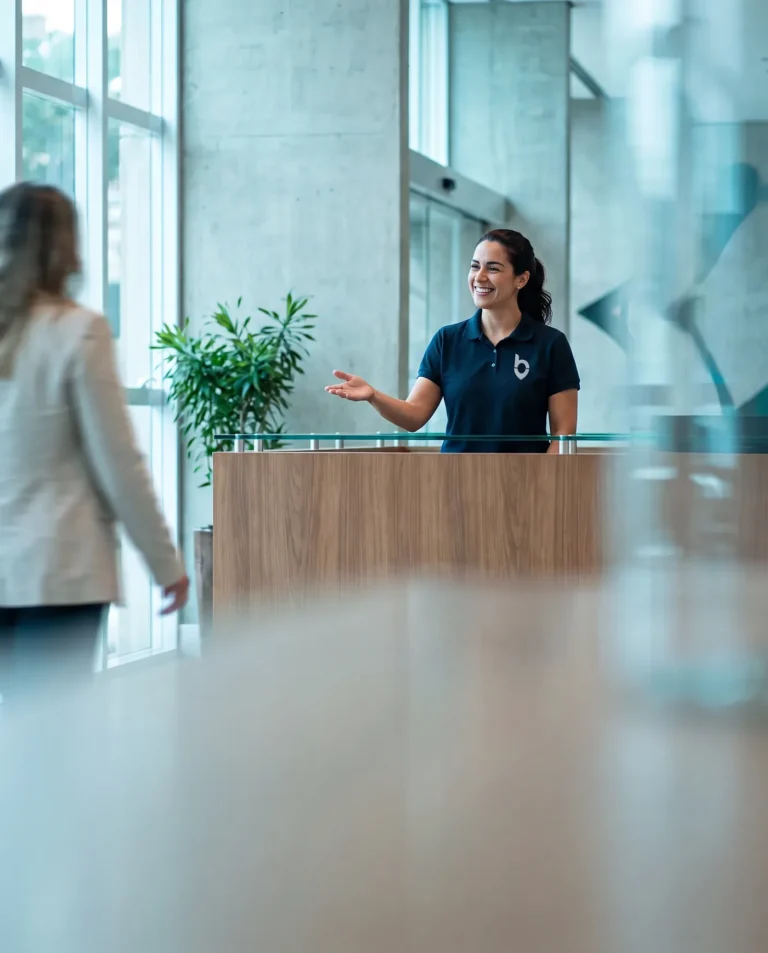 Recepcionista atendendo paciente em clínica