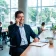 Consultora do time comercial ao telefone