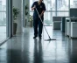 Profissional de limpeza limpando o piso de um corredor